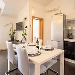 דירה Two-bedroom With Sea View 04 *