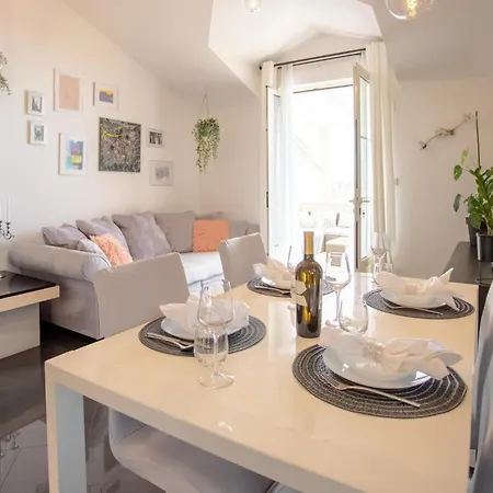 Apartman Two-bedroom With Sea View 04