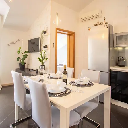 Apartman Two-bedroom With Sea View 04 *