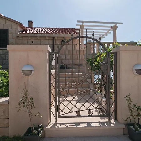Two-bedroom With Sea View 04 דירה *
